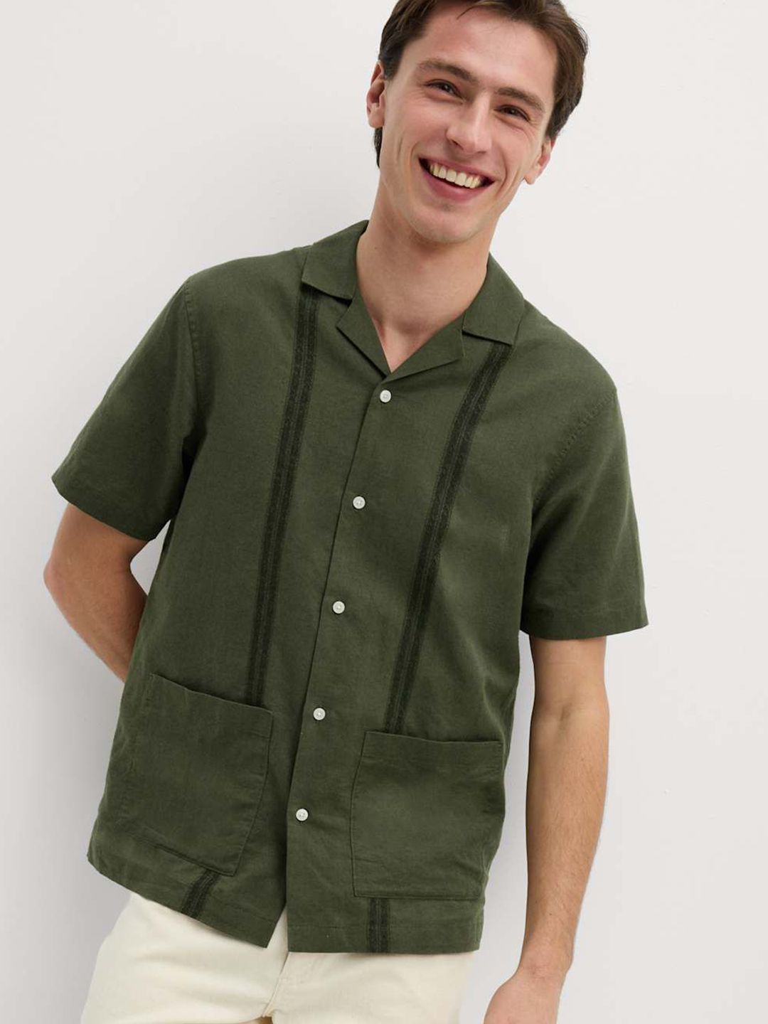 Cutaway Collar Short Sleeves Shirt
